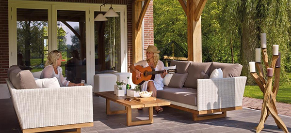 The small real happiness in the villa is symbiotic with the space